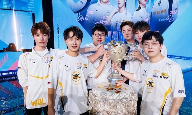 Top Esports vs LGD Gaming 资格生死战首发阵容：双方均为主力选手， 369 选择单挑 Sasi 。