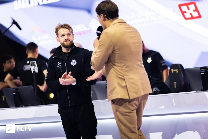 扎金花反诈：揭秘“合伙挤兑”套路，如何识别桌上的两个托？（扎金花防骗：识破“合伙挤兑”套路，分辨桌上两名托儿）